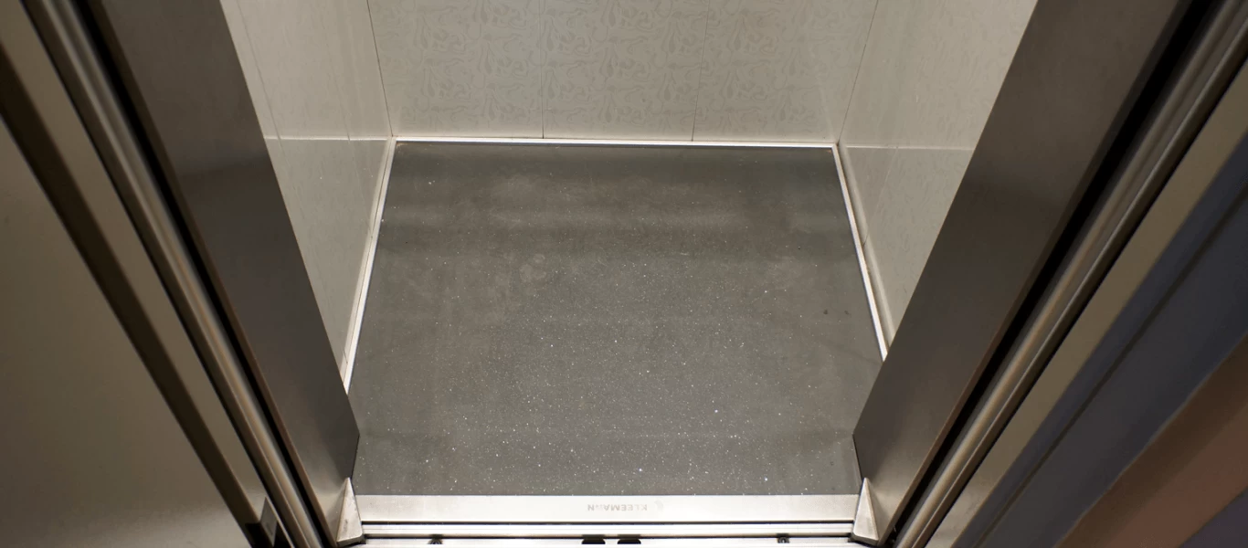 Κίνα: Μεθυσμένοι γκρέμισαν την πόρτα ασανσέρ και έπεσαν στο κενό (βίντεο)